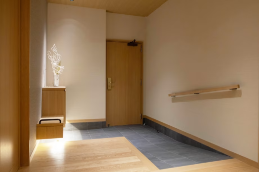 Corner Suite - Entrance with a slope Corner Suite - Entrance with a slope