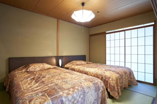 北馆・设有两张单人床的禁烟日式客房・炭火烧会席料理于餐厅包间内供应 北馆・设有两张单人床的禁烟日式客房・炭火烧会席料理于餐厅包间内供应