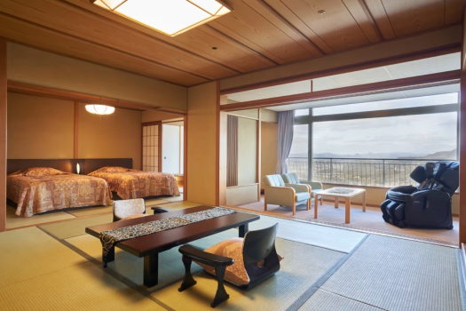 北館最上階で素晴らしい眺望が楽しめるベッドルーム付きのお部屋です。マッサージチェアも備えています。