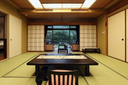 貴賓室『老松』　広々とした和室は日本らしい寛ぎの空間。四季の情景が愉しめる庭園もございます。