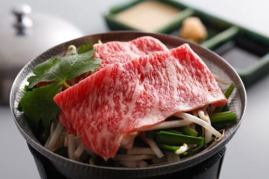 目の前で蒸し上げる神戸牛のやさしい食感と、じゅわ～と溢れる肉の旨みが絶品の『神戸牛銀せいろ蒸し』
