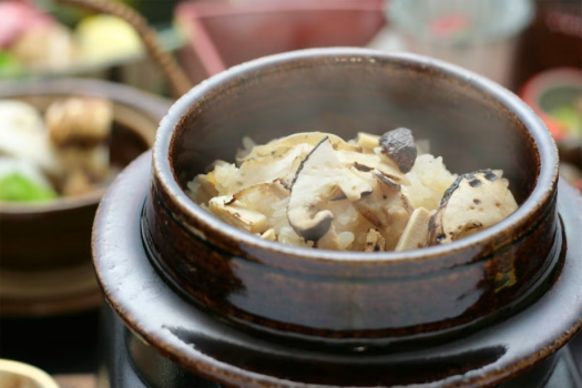 蓋をあけるとふわっと香りが広がる『松茸の釜飯』。出来立てをほふほふ頬張りながらお召し上がりください。