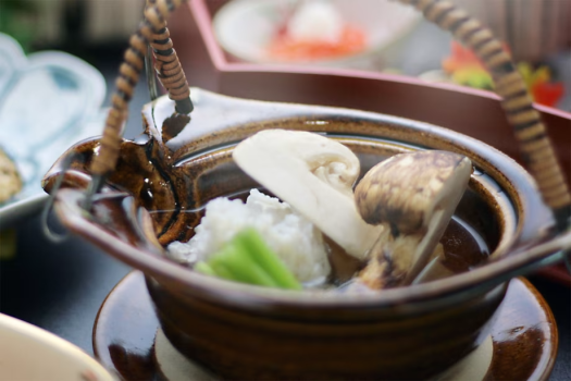香りと出汁が絶品の『松茸の土瓶蒸し』。酢だちを絞ればより一層味わい深くなります。
