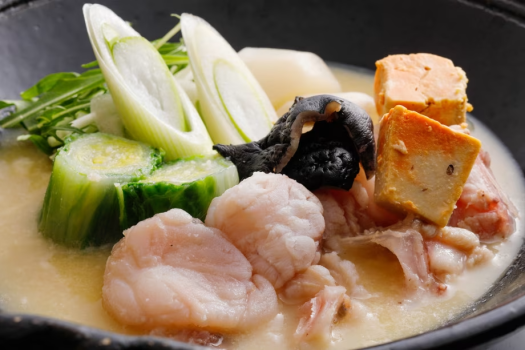 旬を迎えた鮟鱇(あんこう)鍋は絶品の味噌バター風味で。鮟鱇の皮やヒレにはコラーゲンが多く含まれています。