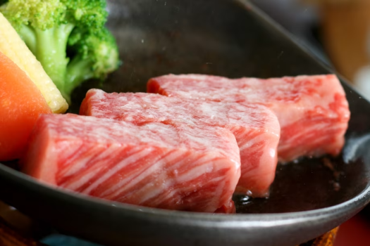 目の前でじゅ～っと焼き上げる『神戸牛木の葉鉄板焼』。お好みの焼き加減でお召し上がりください。