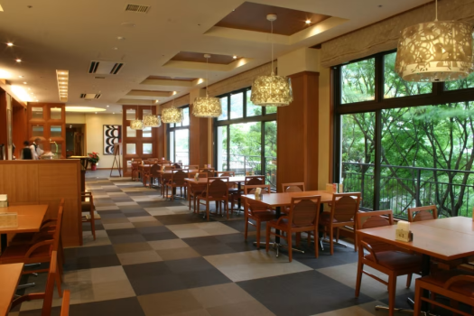 窓の外の景色を眺めながら過ごせる『カフェ花の舞』（全席禁煙）