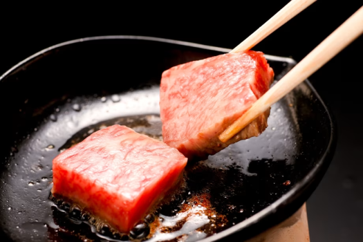 目の前で焼き上げる『神戸牛木の葉鉄板焼』。鉄板にのせると肉の焼ける音と共に芳ばしい香りが広がります。