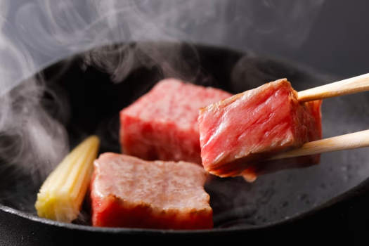 目の前で焼き上げる『神戸牛木の葉鉄板焼』。鉄板にのせると肉の焼ける音と共に芳ばしい香りが広がります。