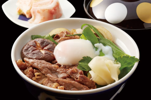 甘辛い割下で煮た黒毛和牛をふっくらご飯にたっぷり乗せた、旨み豊かな『牛すき丼』。お箸が進む一杯です。