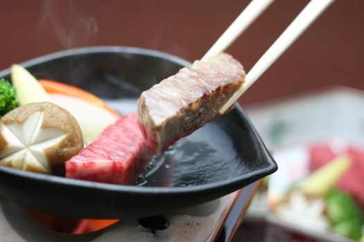 目の前でじゅ～っと焼き上げる『神戸牛木の葉鉄板焼』。お好みの焼き加減でお召し上がりください。