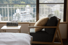 西館最上階の洋室　窓辺から温泉街をゆったりとご覧いただけます