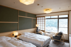 有馬の街並みを眺める、西館最上階の洋室