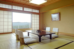 西館ベッドルーム付き客室（和室）　10畳の和室とツインのベッドルーム付きのお部屋です。