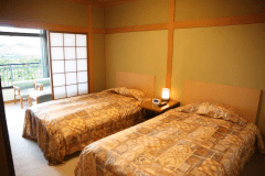 西館ベッドルーム付き客室（和室）　ツインのベッドルーム