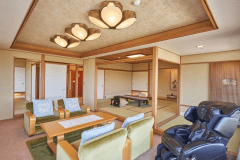 北館副室付特別室には、応接セットとマッサージチェアを備えてゆったりとお寛ぎいただけます。
