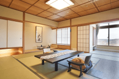 北館副室付特別室（禁煙）　北館最上階の角部屋にある広々とした空間。マッサージチェア・コーヒーセット付