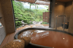 貴賓室『老松』　庭園に面した専用の半露天風呂では、だれにも邪魔されずに金泉をお楽しみいただけます。