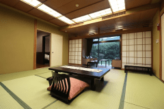 貴賓室『老松』　広々とした和室は日本らしい寛ぎの空間。四季の情景が愉しめる庭園もございます。