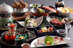 量を控え素材にこだわった『少量厳選会席』。神戸牛も味わえます。