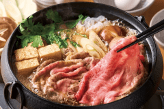 やわらかな黒毛和牛をこだわりの割下で味わう「黒毛和牛すき焼きランチ(並盛)」をご堪能ください。