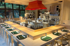 【有馬本喜楽別館】ビフカツをお選びの方は、カウンター席をご案内します。