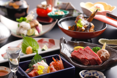 量を控え素材にこだわった『少量厳選会席』。神戸牛も味わえます。