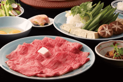 やわらかな黒毛和牛をこだわりの割下で味わうすき焼をご堪能ください