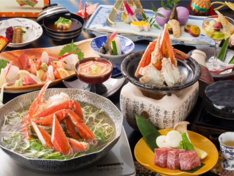 冬の人気メニューカニと近江牛の会席。近江牛溶岩焼きとカニすき、焼きガニ、カニ茶碗蒸し。