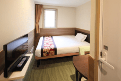 シングル／セミダブルルーム
幅140&times;長さ195cm&times;1台
添い寝不可