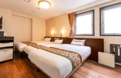 ベーシックトリプル
ベッドサイズ：100&times;200cm 2台、エキストラベッド：80&times;188cm 1台
大人2名の場合は12歳以下（小学生）添い寝2名まで、大人3名の場合は添い寝1名まで可能