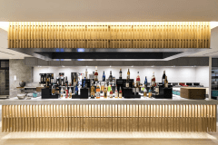 飯店為入住客人提供各種酒精飲料、軟性飲料、清酒、雞尾酒、排毒水、冰淇淋等。 飯店為入住客人提供各種酒精飲料、軟性飲料、清酒、雞尾酒、排毒水、冰淇淋等。