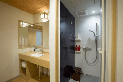 싱글, 더블, 트윈, 객실 타입은 샤워 부스만 가능합니다. (세면과 화장실은 별도)
욕조는 없습니다.