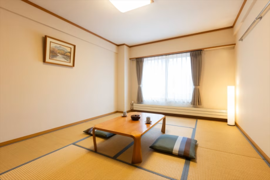 ＜和室10畳＞リーズナブルな旅にちょうどいい、裸足でゴロゴロできるのんびり空間。