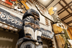 【ホテルロビー】カナダをイメージした「トーテムポール」がお出迎え。人気のフォトスポット♪