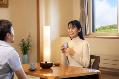 いつもと違う場所、違う雰囲気に自然と会話が弾みます――。 いつもと違う場所、違う雰囲気に自然と会話が弾みます――。