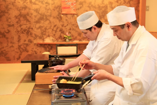 【貴賓室“花ざかりの膳”限定】朝食時に板前が目の前で調理いたします