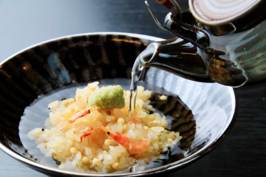 〆には桜エビの炊き込みご飯にお吸い物をかけてお茶漬け風に。