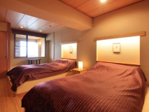 １日１室限定の和洋室タイプ【貴賓室】。足腰がご不安な方や普段ベッドで寝られる方にオススメ