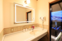 リニューアル露天風呂付客室の洗面所には女優ミラーを設置♪