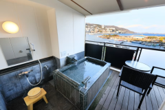 リニューアル露天風呂付客室の客室露天風呂(御影石タイプ)