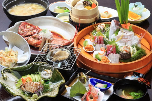 金目鯛の姿煮付、桜海老のかき揚げ、鯛の姿造りが付いて、あわび又はステーキが選べる【最上級献立】