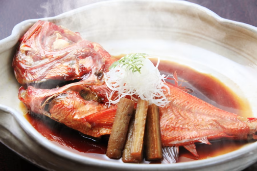 金目鯛の姿煮付は、料理長秘伝の濃厚な甘辛い味付けがクチコミでも好評をいただいております