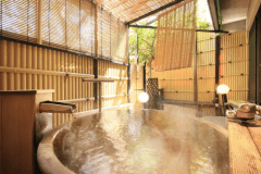 露天風呂付き客室で気兼ねなく温泉をお楽しみください（信楽焼タイプ）