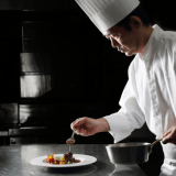 2025【館内利用券お1人様2,000円相当付】　冬の特別会席　冬のコウノトリ　蟹と神戸牛のミニコース【お鍋と陶板焼きでたっぷりの蟹とラ・スイート神戸監修の上品なローストビーフを合わせたプランです】