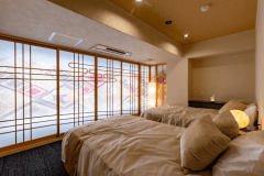 ＊渓川と柳並木を表現した組子障子で客室全体をぱっと華やかな印象に