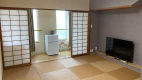 和室　琉球畳を使用しており快適にお寛ぎいただけます。