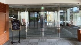 エントランス　ご来館お待ちしております。