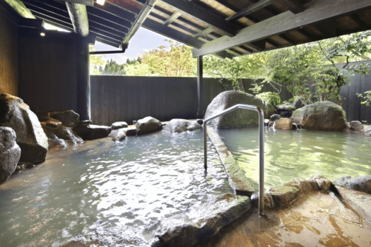 大浴場　男風呂　露天風呂は屋根付き