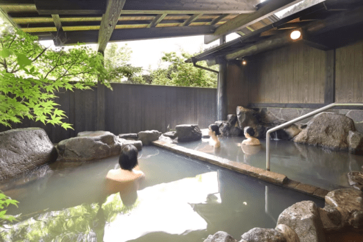 大浴場　女風呂　露天風呂は屋根付き