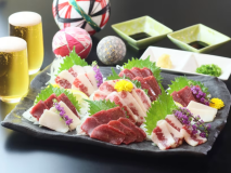 追加メニュー　馬刺し　写真は2人前の一例（霜降り,フタエゴ、赤身、タテガミ）